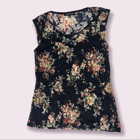 🌟SALE 2/$10.00‼️ JUST DIVINE Women’s Navy Floral / Lace short sleeve Top size M - Picture 3 of 5